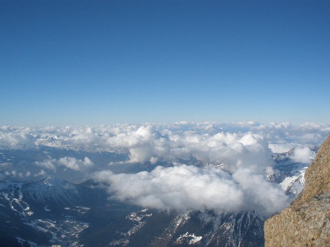 Arete des Cosmiques 43.jpg - Les nuages se l�vent dans la vall�e